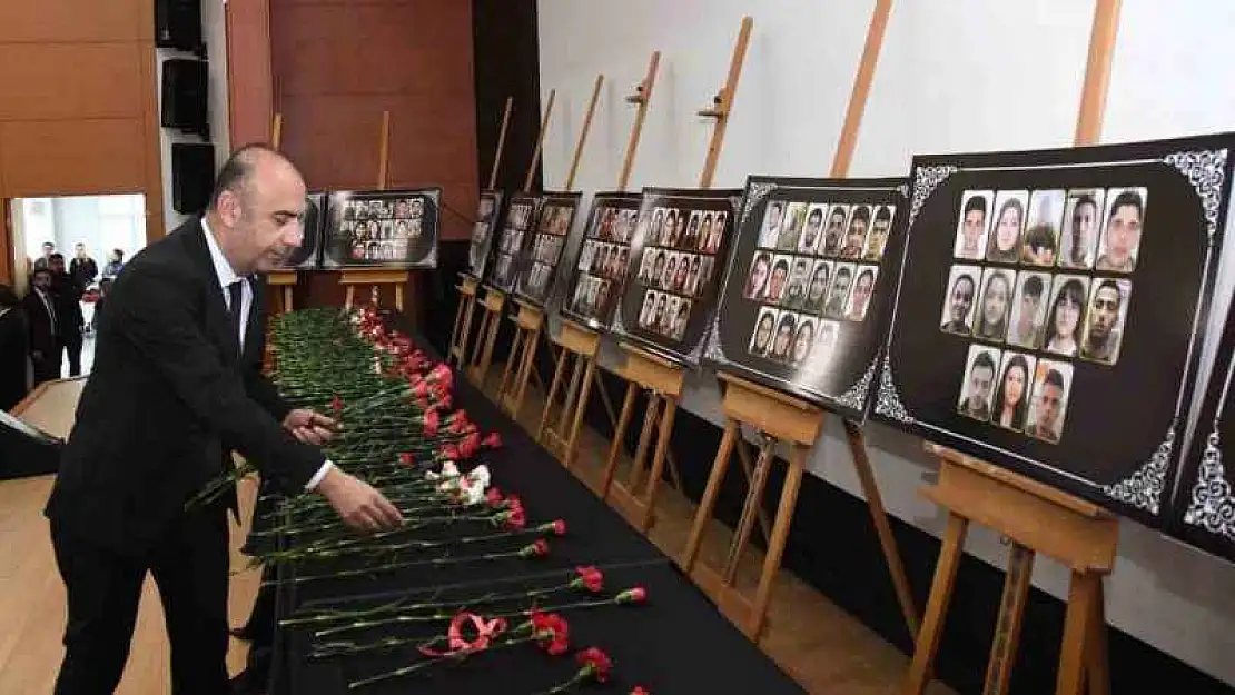 Depremde hayatını kaybeden öğrenci ve çalışanlar için anma töreni düzenlendi