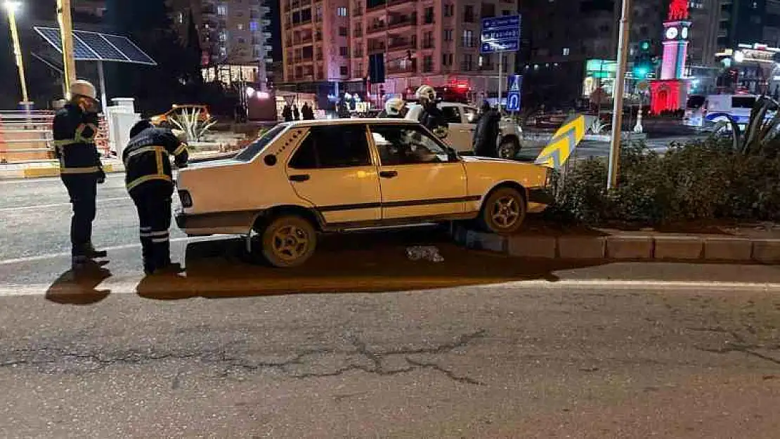 Mardin'de otomobil kavşağa girdi: 2 yaralı