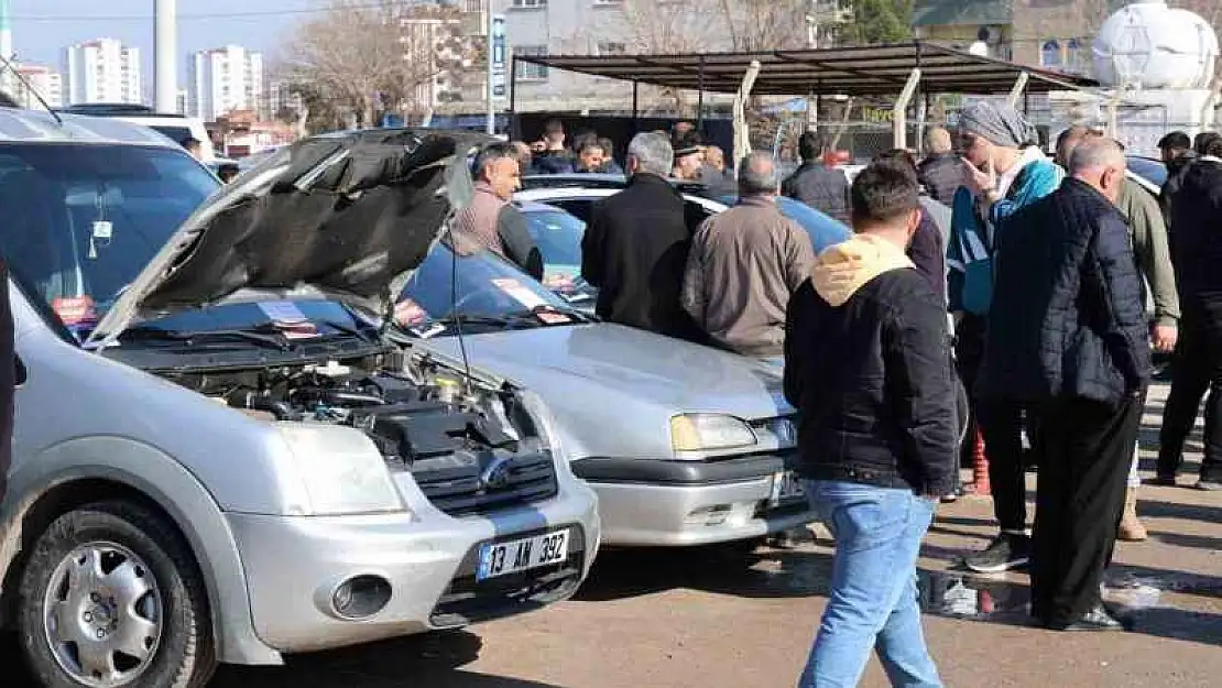 Diyarbakır açık oto pazarında hafta sonu yoğunluğu