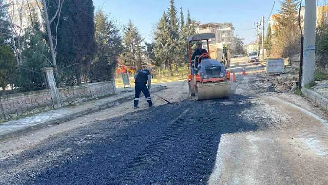 Belediye kaldırım ve yol çalışmalarını sürdürüyor