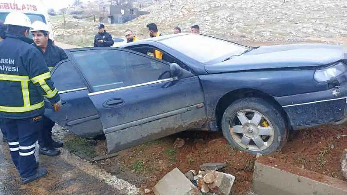 Mardin'de otomobil kaldırıma çarptı: 4 yaralı