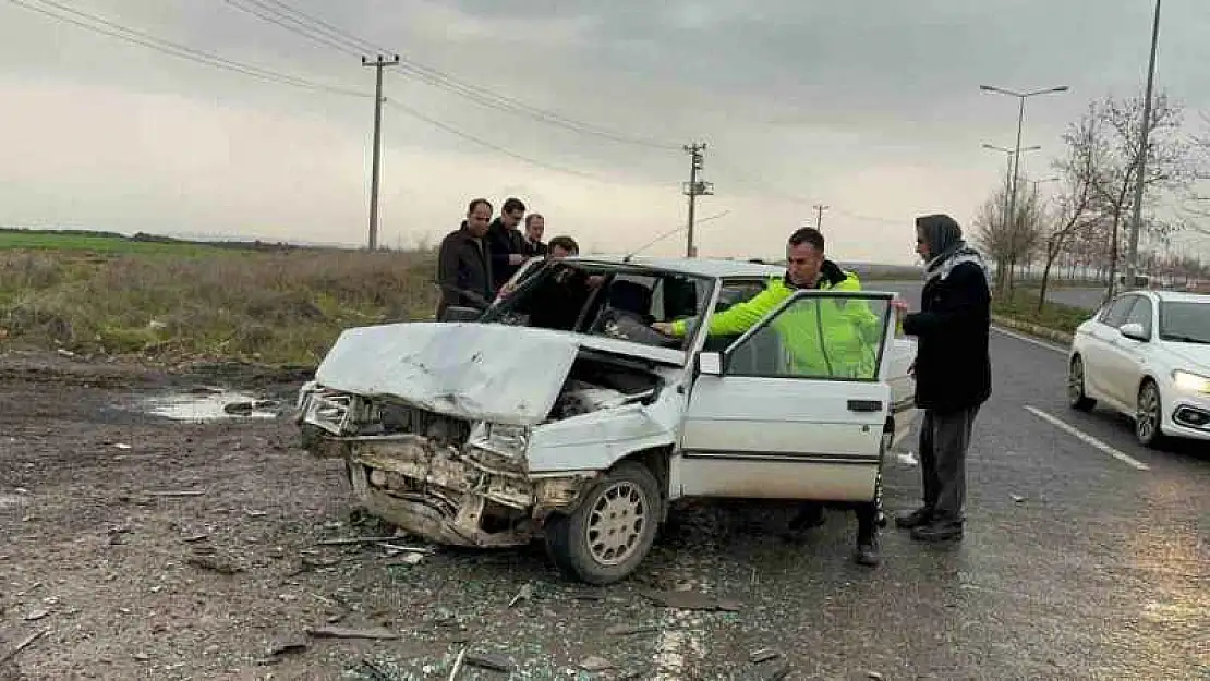 Diyarbakır'da otomobil ile minibüs çarpıştı: 4 yaralı