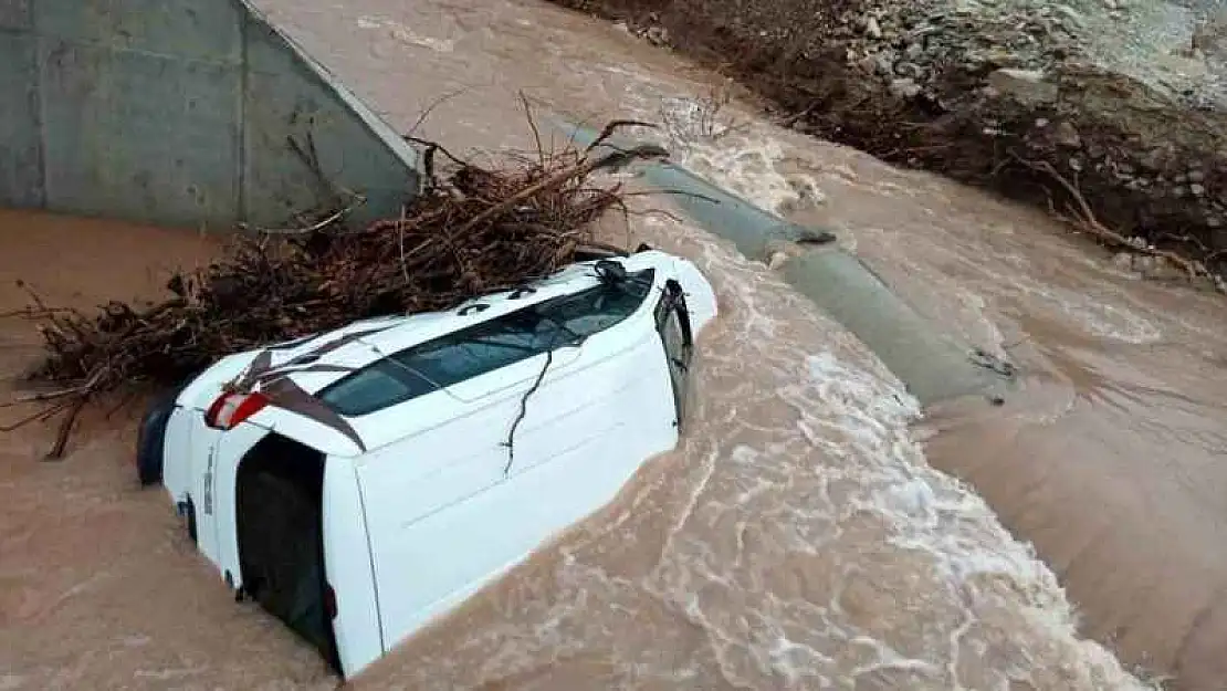 Gece sel sularında sürüklenen araç gündüz vinç ile kurtarıldı