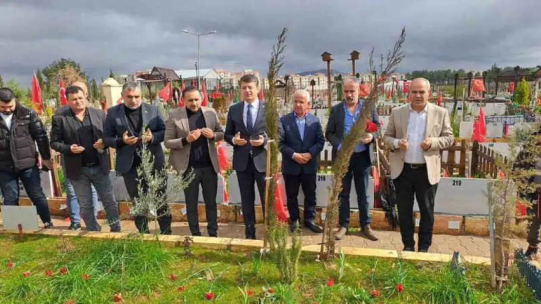 Milletvekili Tutdere, depremde ölenlerin mezarlarına karanfil bıraktı