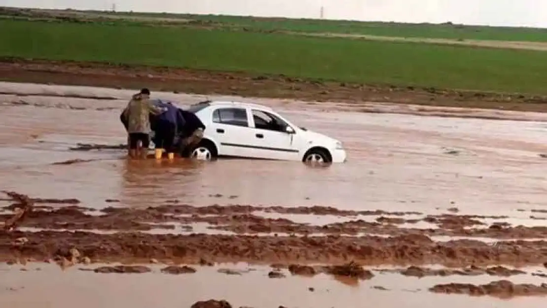 Siverek'te sele kapılan otomobil kepçe yardımıyla kurtarıldı