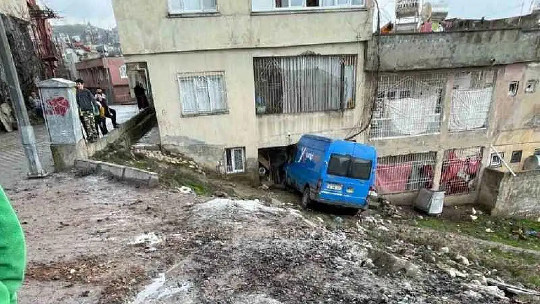 Siirt'te kontrolden çıkan kargo aracı bir eve daldı