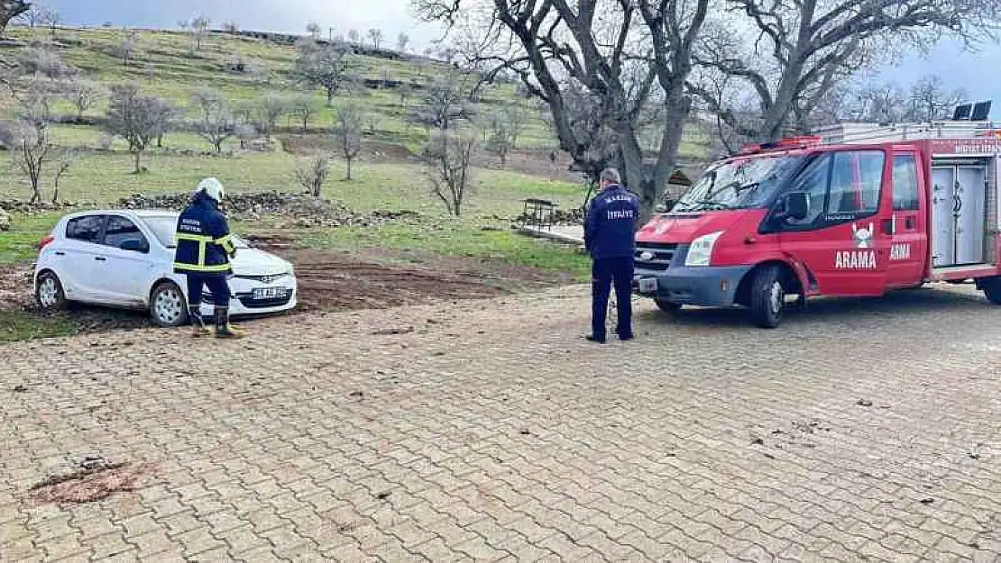 Midyat'ta çamura saplanan aracı itfaiye kurtardı