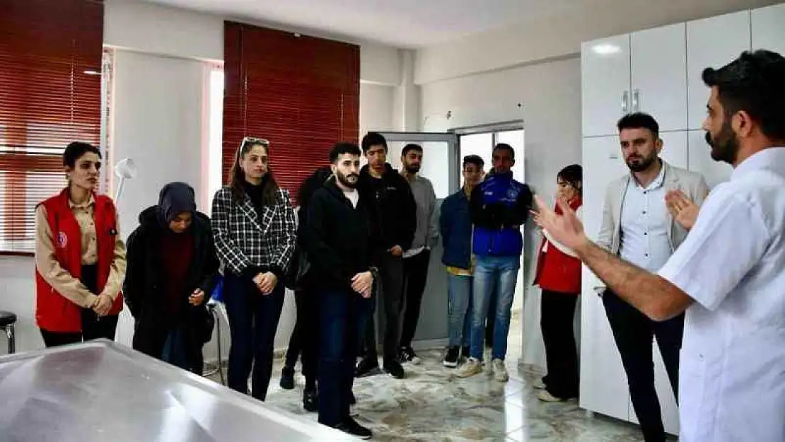 Gençlik merkezi çalışanları ve gönüllüleri hayvan bakımevini ziyaret etti