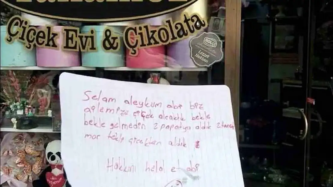 Çocuklar çiçekçiden aldığı papatya için helallik isteyerek not bıraktı