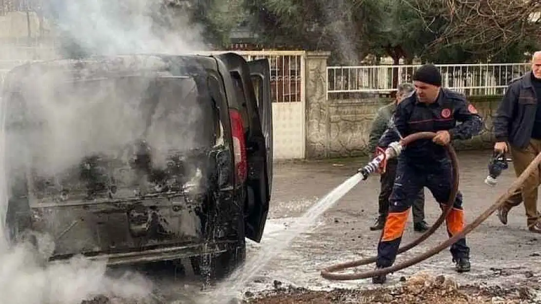 Siirt'te park halindeki araç çöpe atılan külden yandı