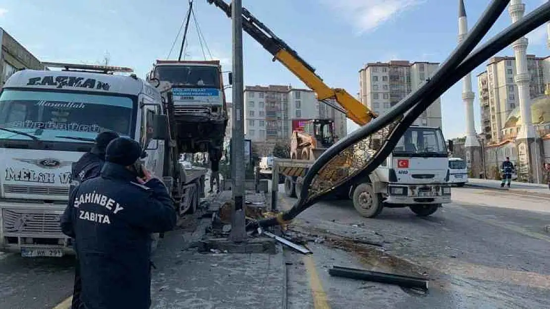 Freni patlayan çekici ortalığı savaş alanına çevirdi