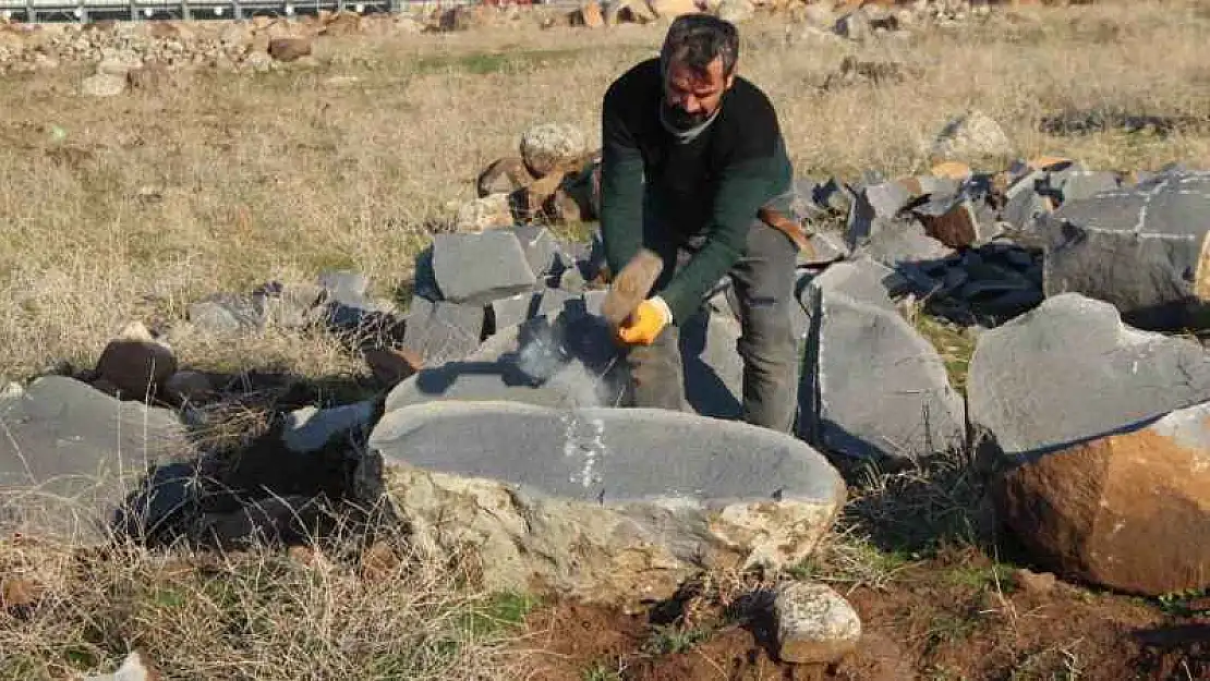 9 çocuk okutan baba, ekmeğini taştan çıkartıyor