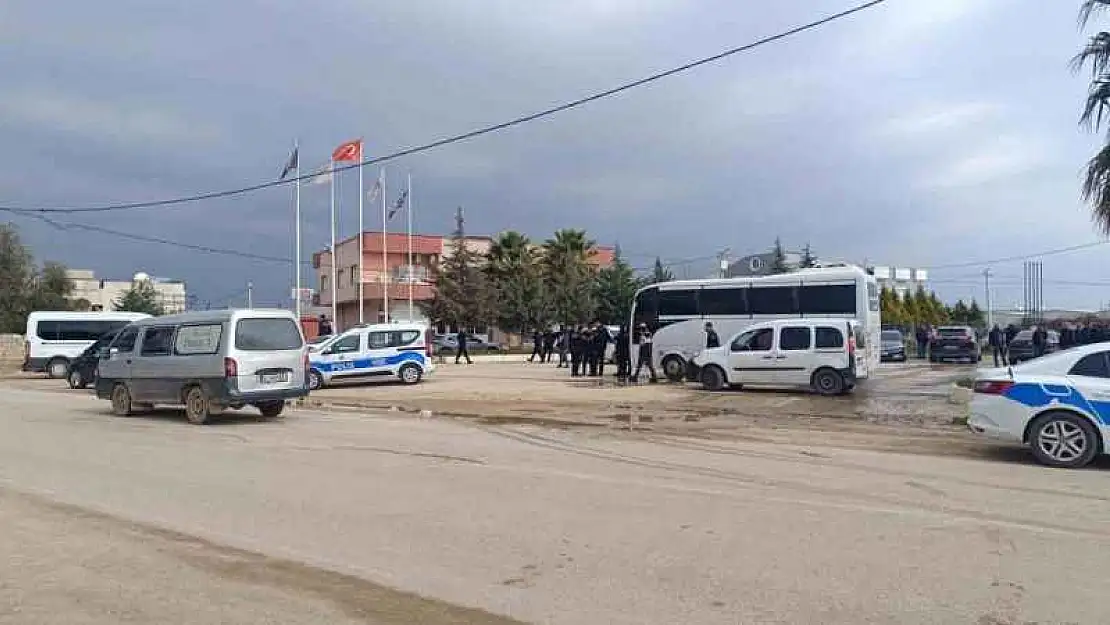 Akaryakıt istasyonunda silahlı kavga: Yoldan geçen vatandaş yaralandı