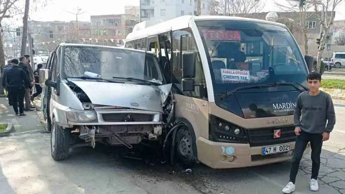 Mardin'de 2 minibüs çarpıştı: 6 yaralı