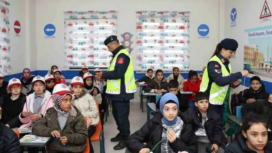 Jandarma'dan öğrencilere temel trafik eğitimi