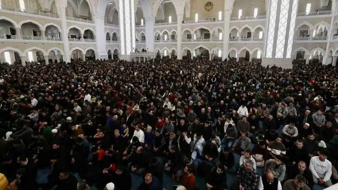 Berat Kandili'nde Şahinbey Millet Camii doldu taştı