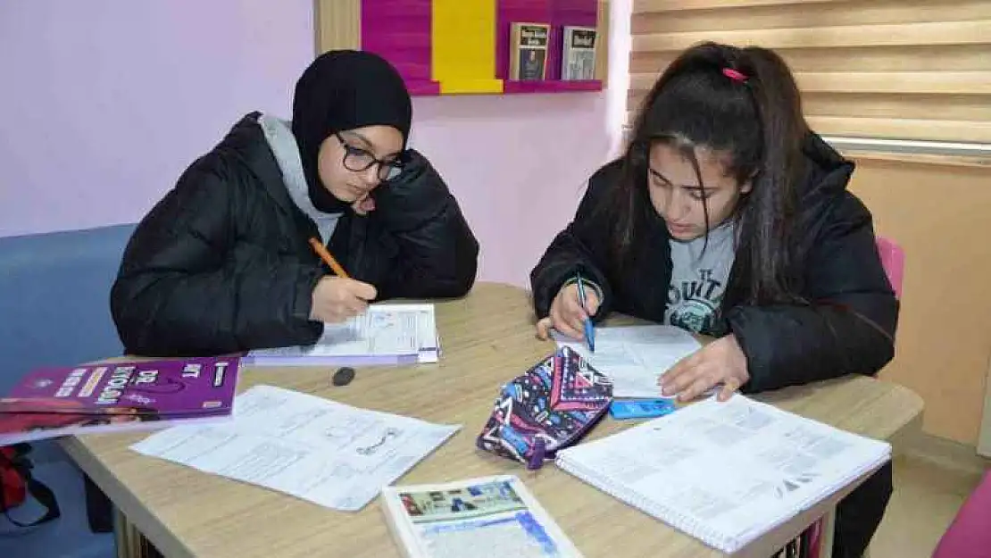 Uludereli öğrenciler şehit polisin isminin verildiği kütüphanede sınavlara hazırlanıyor