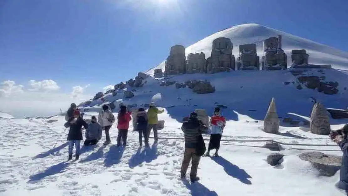 Taylandlı turistler Nemrut'un zirvesinde