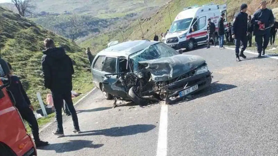 Diyarbakır'da iki otomobil kafa kafaya çarpıştı: 1 ölü, 3 yaralı