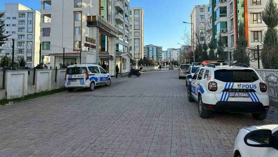 Eski sevgilisine ateş etmeye çalışan şahıs kendini vurdu