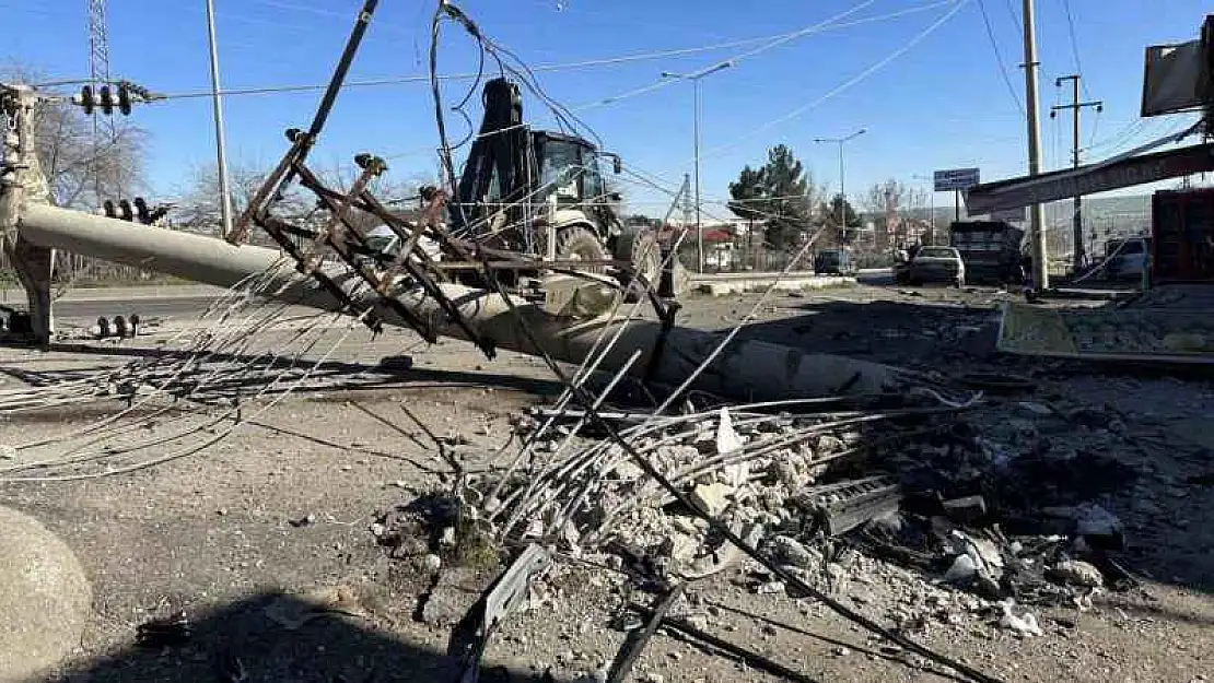 Beton direğe ok gibi saplanan aracın kaza yaptığı bölge gündüz görüntülendi