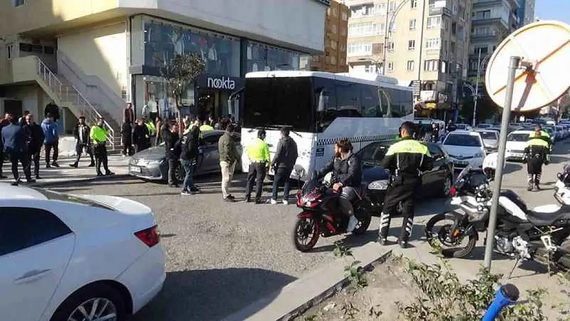 Şanlıurfa'da çevik kuvvet aracının çarptığı çocuk hayatını kaybetti, halası yaralandı