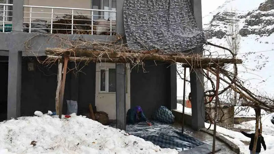 Şırnaklı annelerin kışın soğuk ile mücadeleleri sürüyor