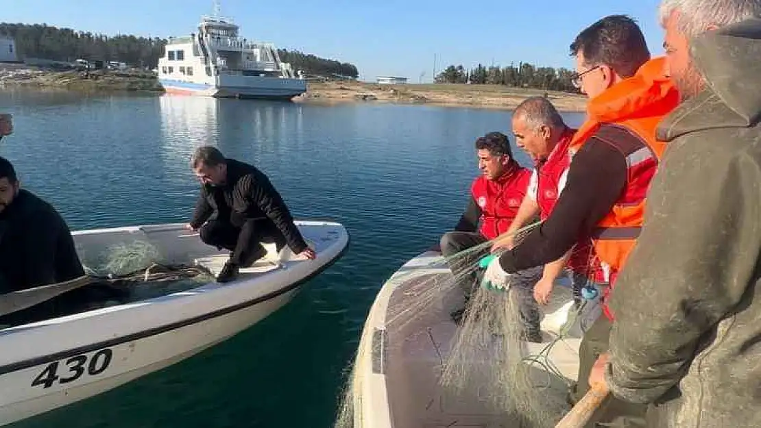 Atatürk Barajı Gölü hayalet ağlardan temizleniyor