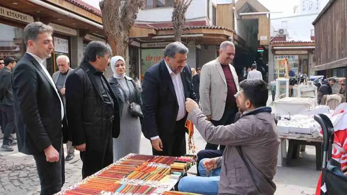 AK Parti Diyarbakır İl Başkanı Ocak, Sur esnafıyla kucaklaştı