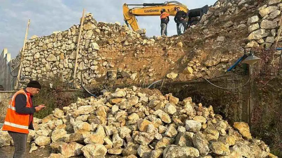 Mardin'de istinat duvarı yıkıldı: 2 yaralı