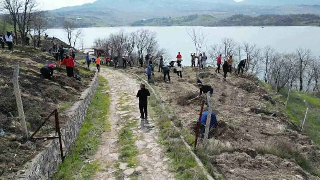 Depremde hayatını kaybedenlerin anısına bin fidan toprakla buluştu