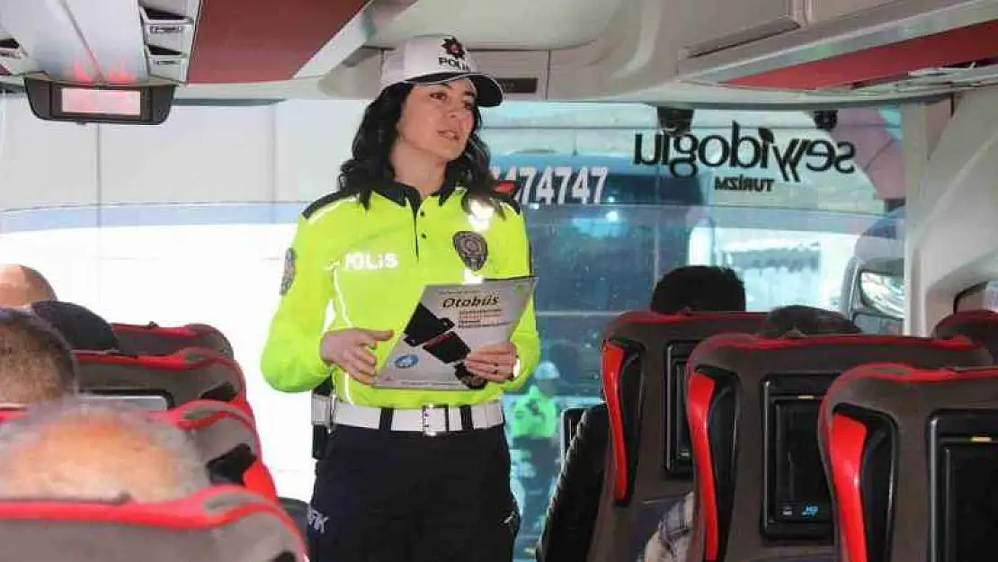 Otobüs terminalinde şoför ve yolculara emniyet kemerinin önemi anlatıldı