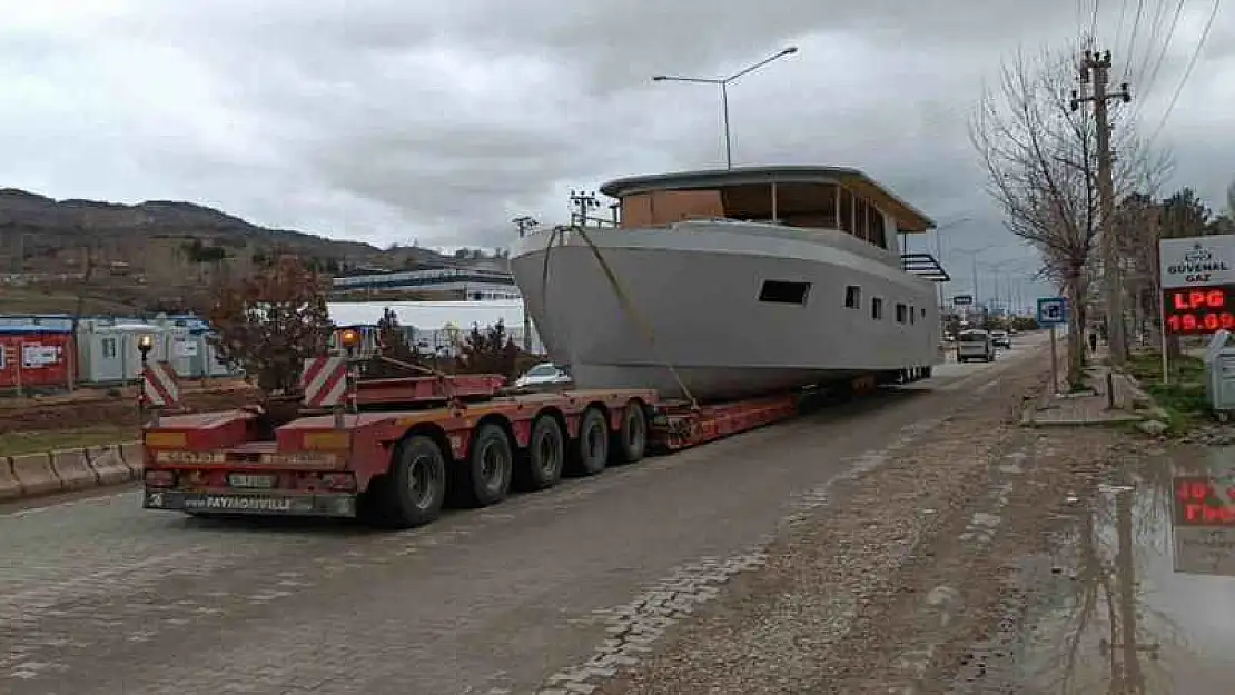 Kara yolundan geçirilen dev tekne, trafiği kilitledi