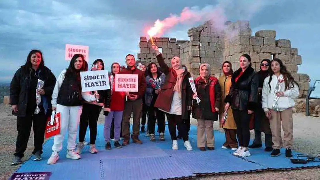 Roma'nın askeri garnizonunda 8 Mart'ta kadınlara pars yakın müdafaa eğitimi verildi