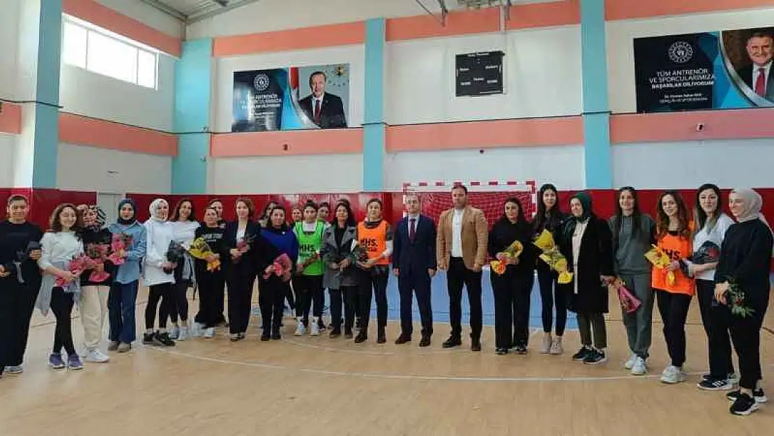 Kadınlar, voleybol turnuvasında mücadele etti