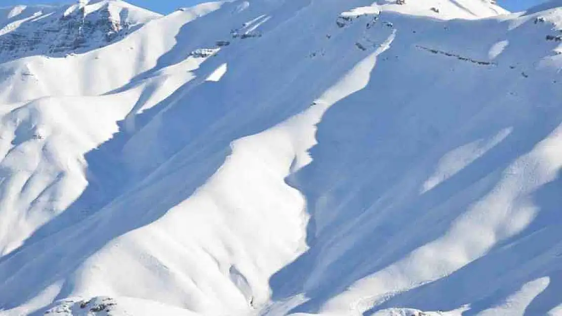 Şırnak'ta kar altında kalan Tanin Tanin Dağları havadan görüntülendi