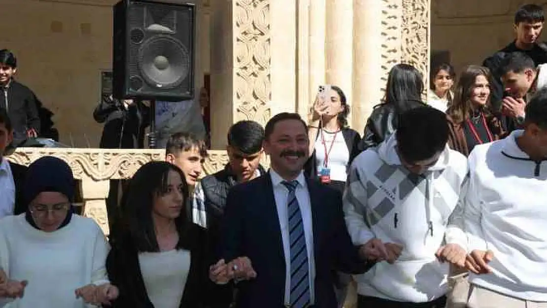 Kaymakam başa geçti, metrelerce uzunlukta halay çekildi