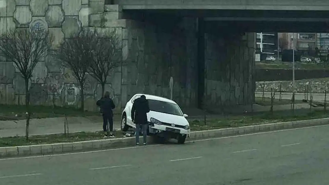 Batman'da virajı alamayan otomobil refüje çıktı