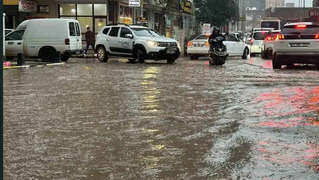 Kızıltepe'de yollar göle döndü