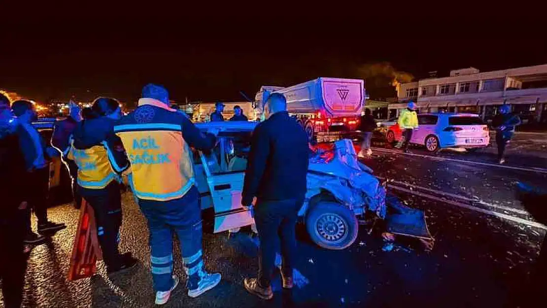 Tıra yandan çarpan otomobildeki 2 kişi yaralandı