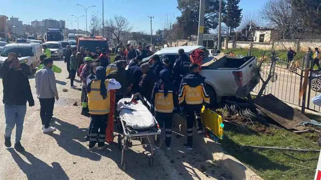 Kontrolden çıkan kamyonet refüje çıktı: 3 yaralı