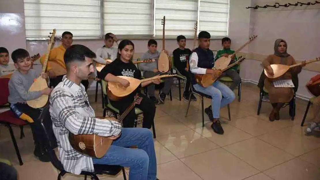 Şahinbey tesislerinde bağlama çalmayı öğreniyorlar