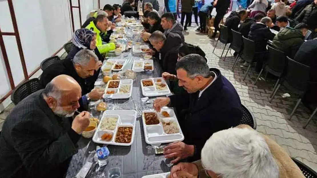 Başkan Adayı Toydaş, iftarını vatandaşlarla birlikte çadırda açtı