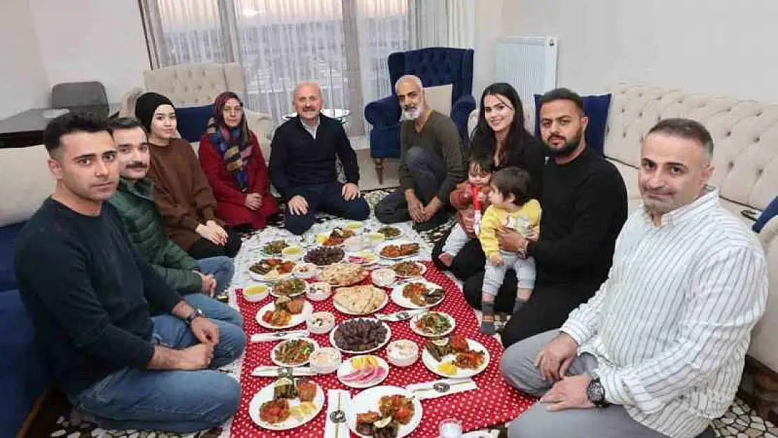 Depremzedeler iftarlarını yeni yuvalarında açtı