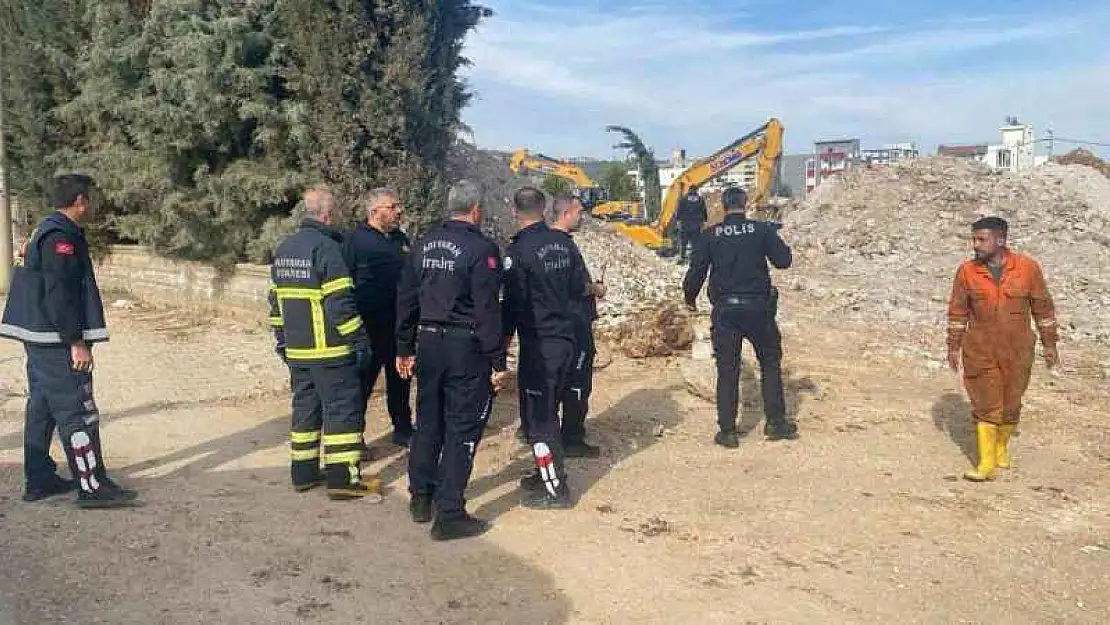 Ayağına beton parçası düşen işçi yaralandı