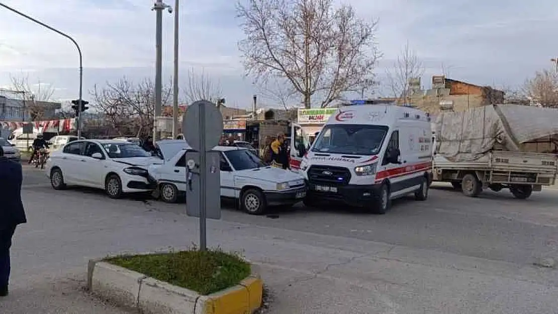 İki otomobil, bir ambulans çarpıştı: 1 yaralı