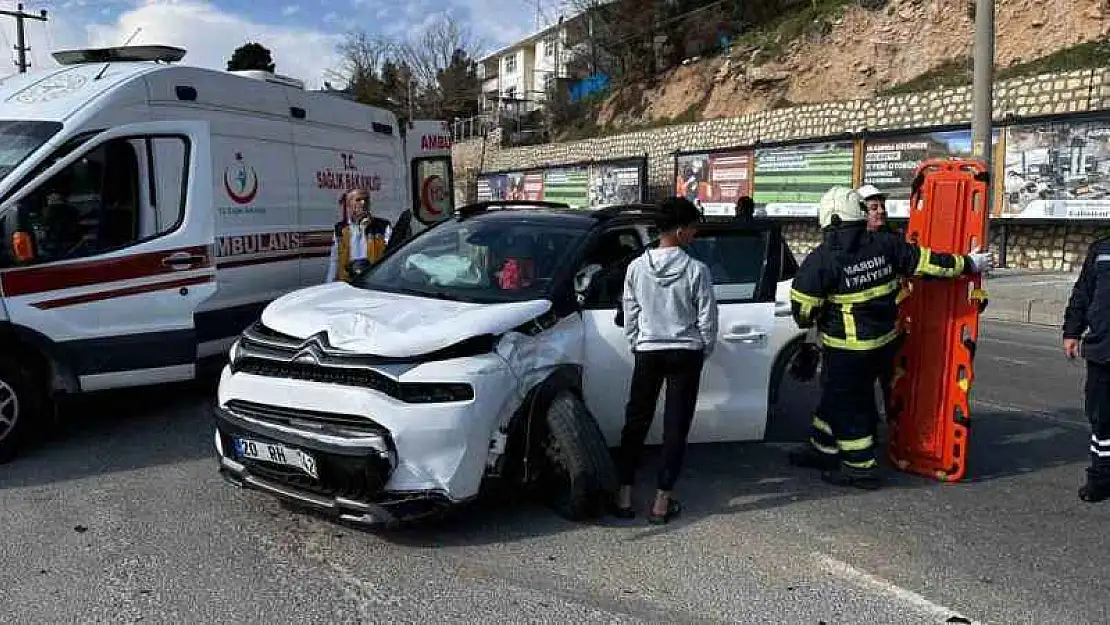 Mardin'de iki otomobil çarpıştı: 2 yaralı