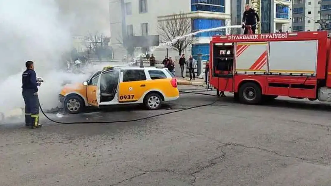 Diyarbakır'da çarpışan iki araçtan biri alev aldı