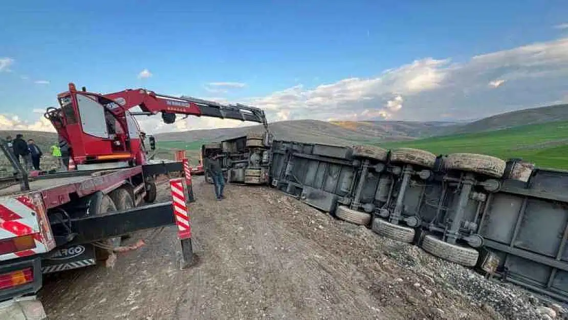 Siirt'te güneş paneli taşıyan tır devrildi: 1 yaralı