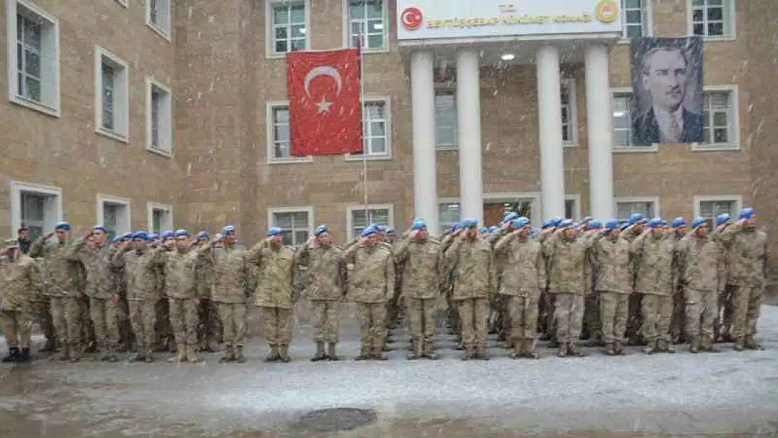 Beytüşşebap'ta Mehmetçik ve öğrenciler kar altında Çanakkale Zaferini kutladı